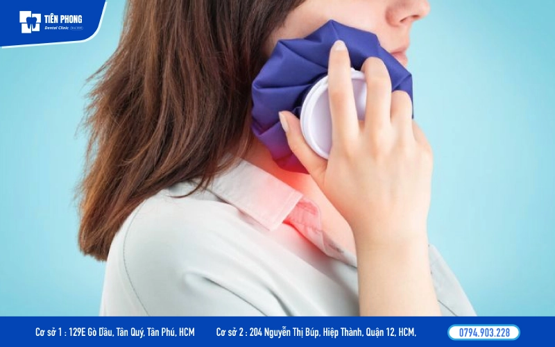 Chườm lạnh trên lên vùng má ngoài phía răng Chườm lạnh trên lên vùng má ngoài phía răng