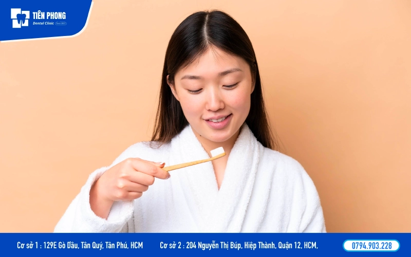 Vệ sinh kỹ khu vực bị hở bằng bàn chải lông mềm Vệ sinh kỹ khu vực bị hở bằng bàn chải lông mềm